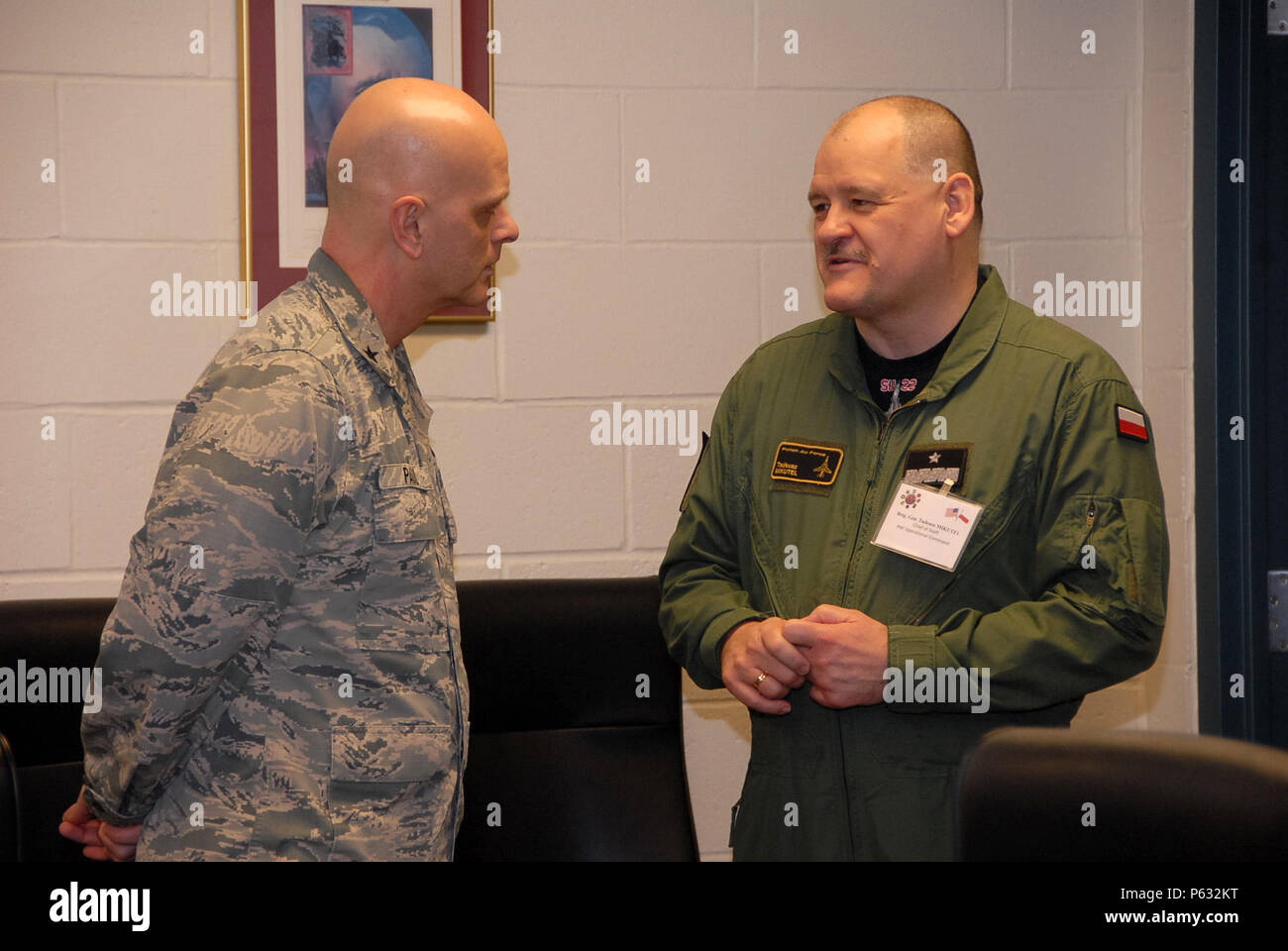 Polnische Brig. General Tadeusz Mikutel, Stabschef der Streitkräfte die Einsatzleitung, spricht mit Brig. Gen. Ronald Paul (links), stellvertretender Adjutant General - Luft, Illinois Air National Guard, bei einem Empfang am 8. April 2016 im Camp Lincoln, Springfield, Illinois. Die polnische Delegation nahmen an dem Tisch, an der gemeinsamen Übung Prairie Qualitätssicherung, die militärischen und zivilen Emergency Response Agenturen auf, wie man auf eine Pandemie reagieren zu trainieren. Die Illinois National Guard hat Partner mit Polen seit 1993 als Teil des nationalen Schutzes Partnerschaft Programm Stockfoto