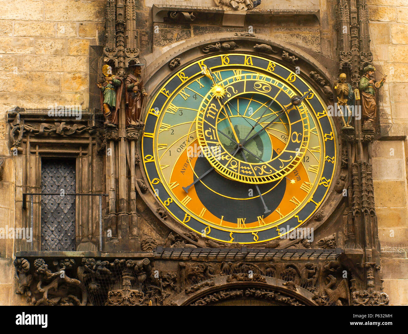 Die berühmte Astronomische Uhr an der Südseite des Alten Rathaus turm in Prag, Tschechische Republik Stockfoto