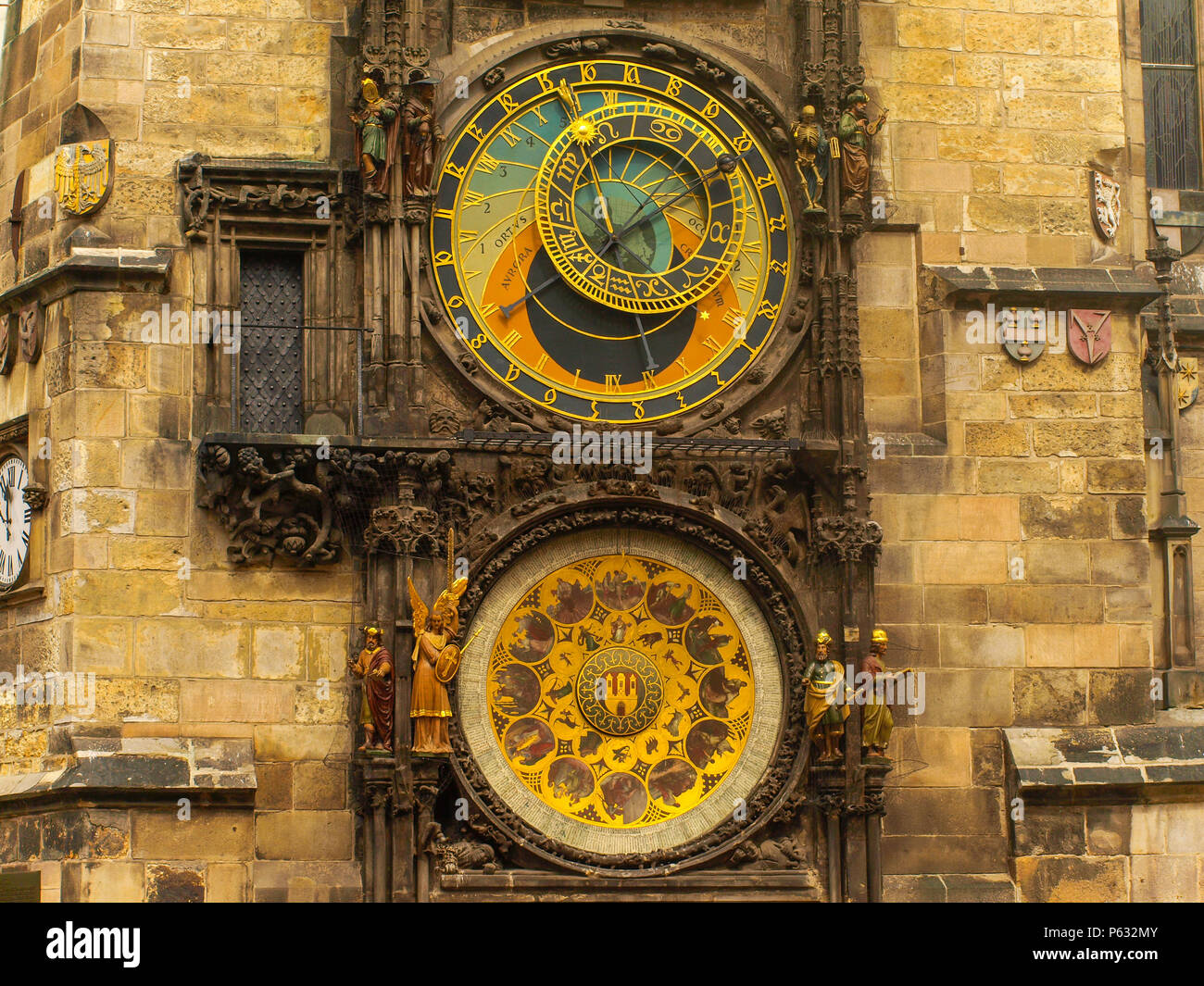 Die berühmte Astronomische Uhr an der Südseite des Alten Rathaus turm in Prag, Tschechische Republik Stockfoto