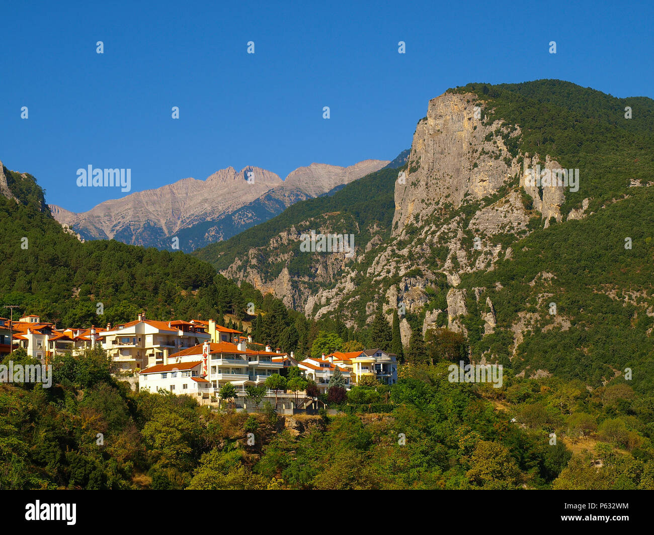 Die Stadt Litochoro mit den Olymp im Hintergrund Stockfoto