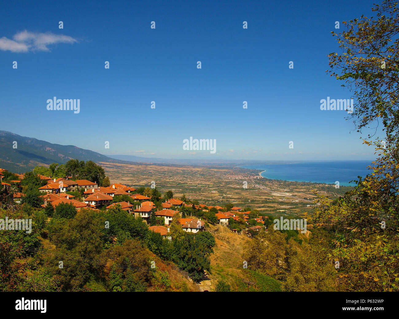 Panoramablick auf das malerische touristische Dorf mit alten Panteleimonas Dorf in der Präfektur Pieria, Griechenland Stockfoto