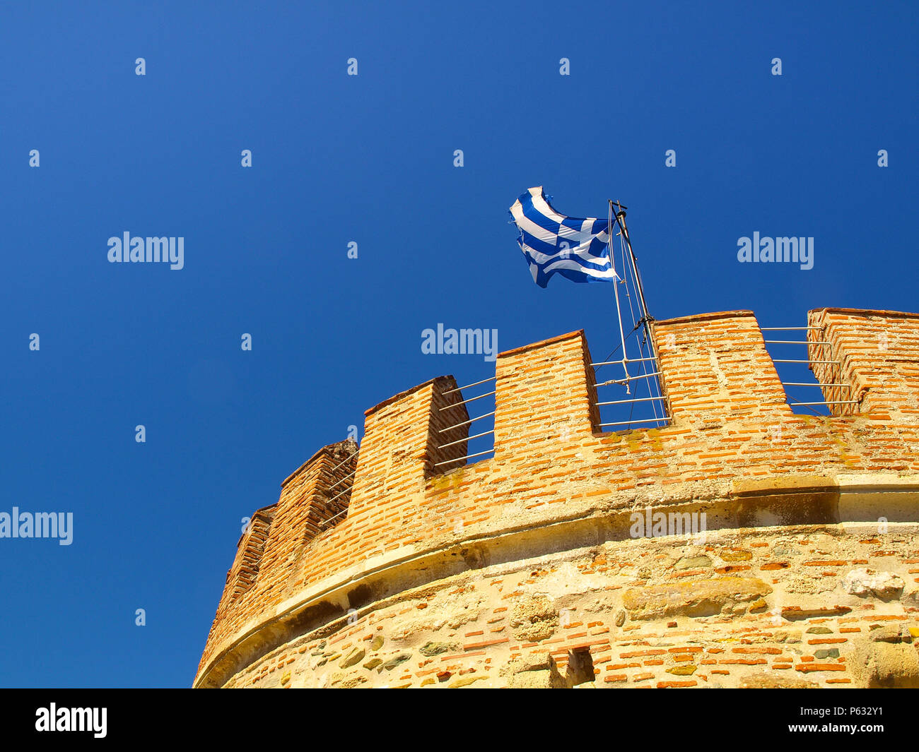 Die griechische Flagge auf der Weiße Turm von Thessaloniki an der Küste der Ägäis, Thessaloniki, Griechenland Stockfoto