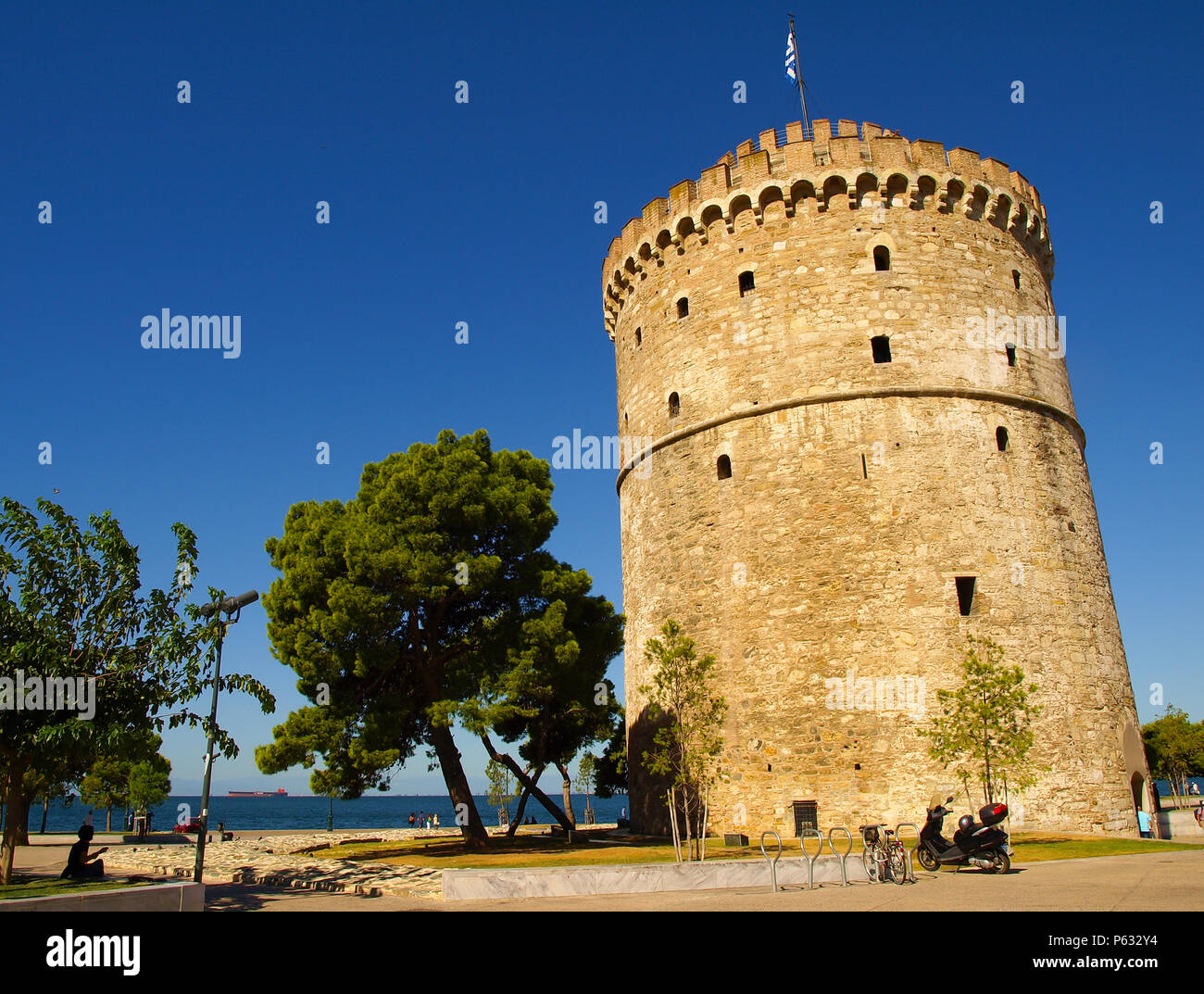 Der weiße Turm von Thessaloniki an der Küste der Ägäis, Thessaloniki, Griechenland Stockfoto