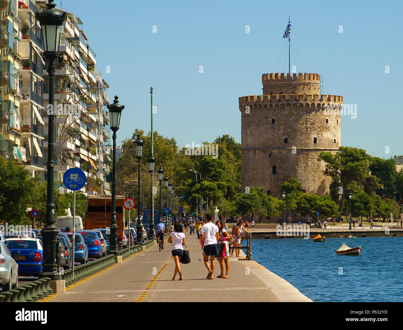 Der weiße Turm von Thessaloniki an der Küste der Ägäis und touristische Spaziergänge auf der Promenade Stockfoto
