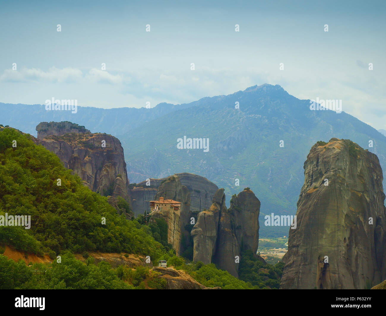 Das Kloster Rousanou - St. Barbara umgeben von den Felsen von Meteora, Griechenland Stockfoto