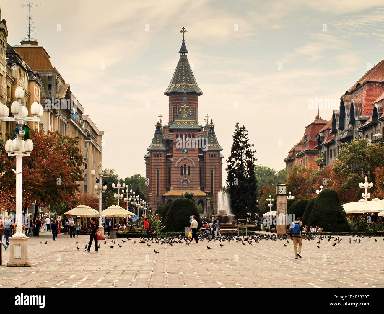 Timisoara, Rumänien - Victory Square mit den großstädtischen Orthodoxe Kathedrale im Hintergrund Stockfoto