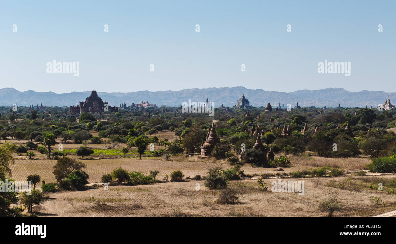 Bagan, Myanmar - Feb 22 2014: Querformat mit Schattenrissen von buddhistischen Monumenten Turm Stockfoto