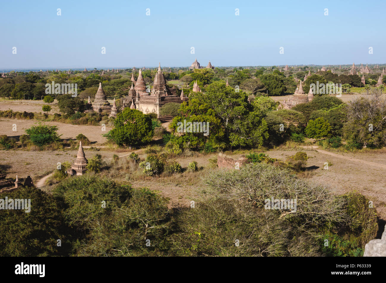 Bagan, Myanmar - Feb 22 2014: Querformat mit Schattenrissen von buddhistischen Monumenten Turm Stockfoto