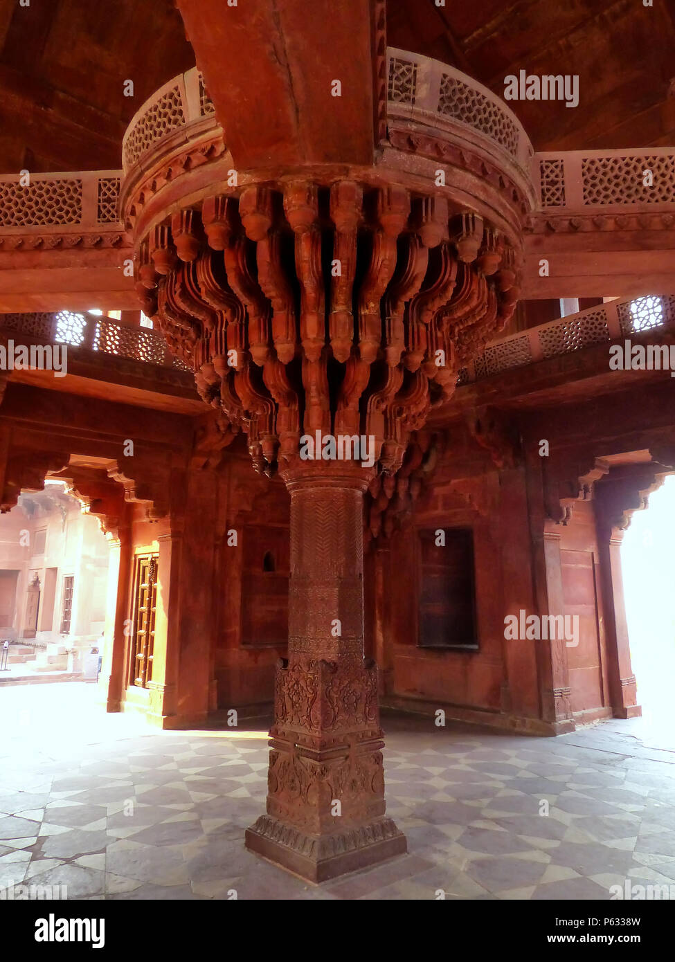 Innenraum der Diwan-I-Khas (Halle des privaten Publikum) in Fatehpur Sikri, Uttar Pradesh, Indien. Fatehpur Sikri ist einer der am besten erhaltenen Beispiele für Stockfoto