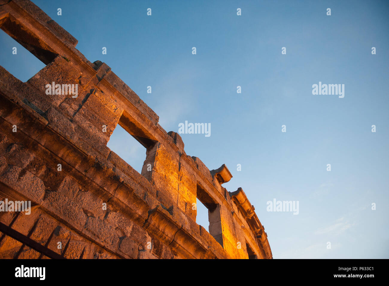 Ein Blick auf das Amphitheater in Pula am Goldenen Stunde, Gespanschaft Istrien, Kroatien Stockfoto