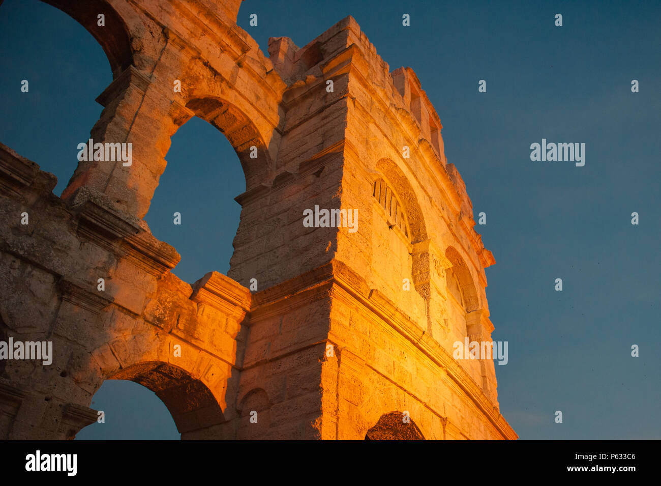 Ein Blick auf das Amphitheater in Pula am Goldenen Stunde, Gespanschaft Istrien, Kroatien Stockfoto