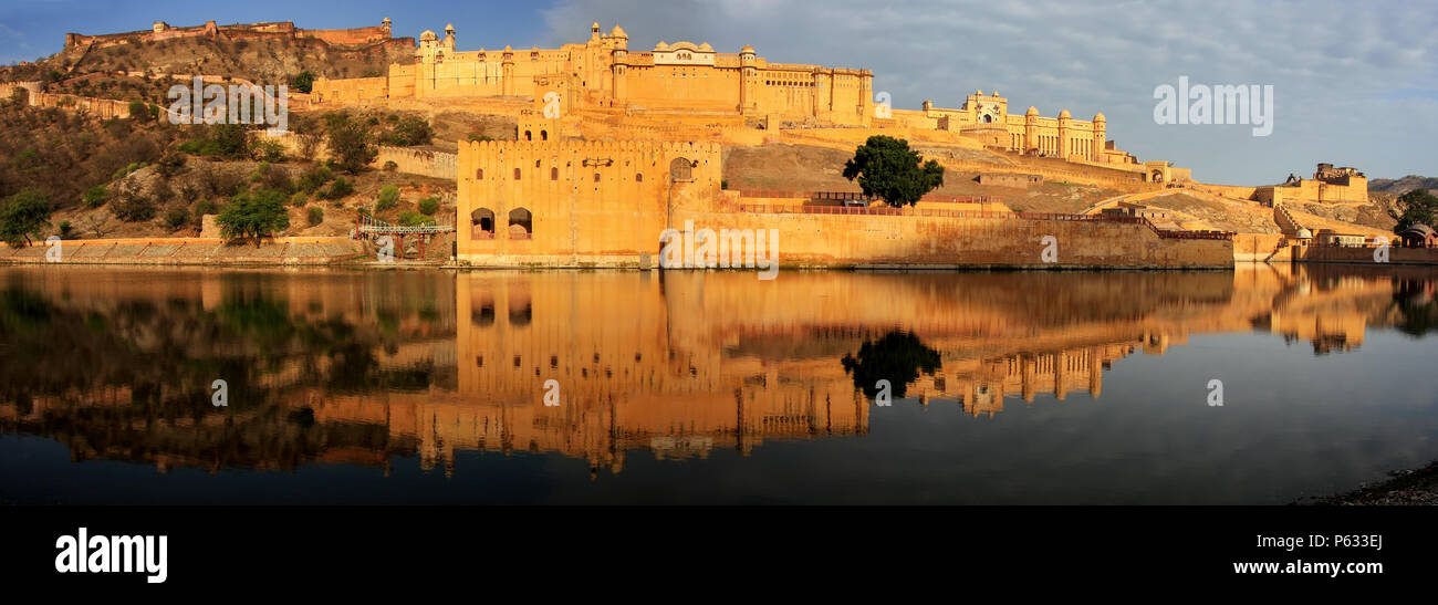 Panorama von Amber Fort spiegelt sich in Maota See in der Nähe von Jaipur, Rajasthan, Indien. Amber Fort ist die wichtigste touristische Attraktion in der Umgebung von Jaipur. Stockfoto