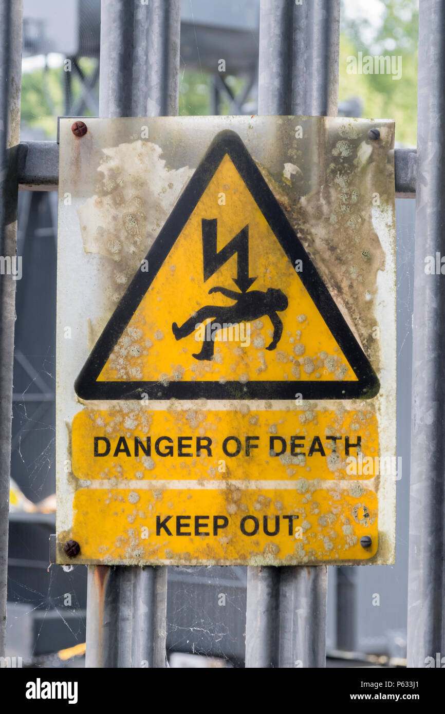 Kunststoff umspritzt gelb Elektrizität - Tod, Tod, Gefahr der öffentlichen Warnschild, Stromschlag. Stockfoto