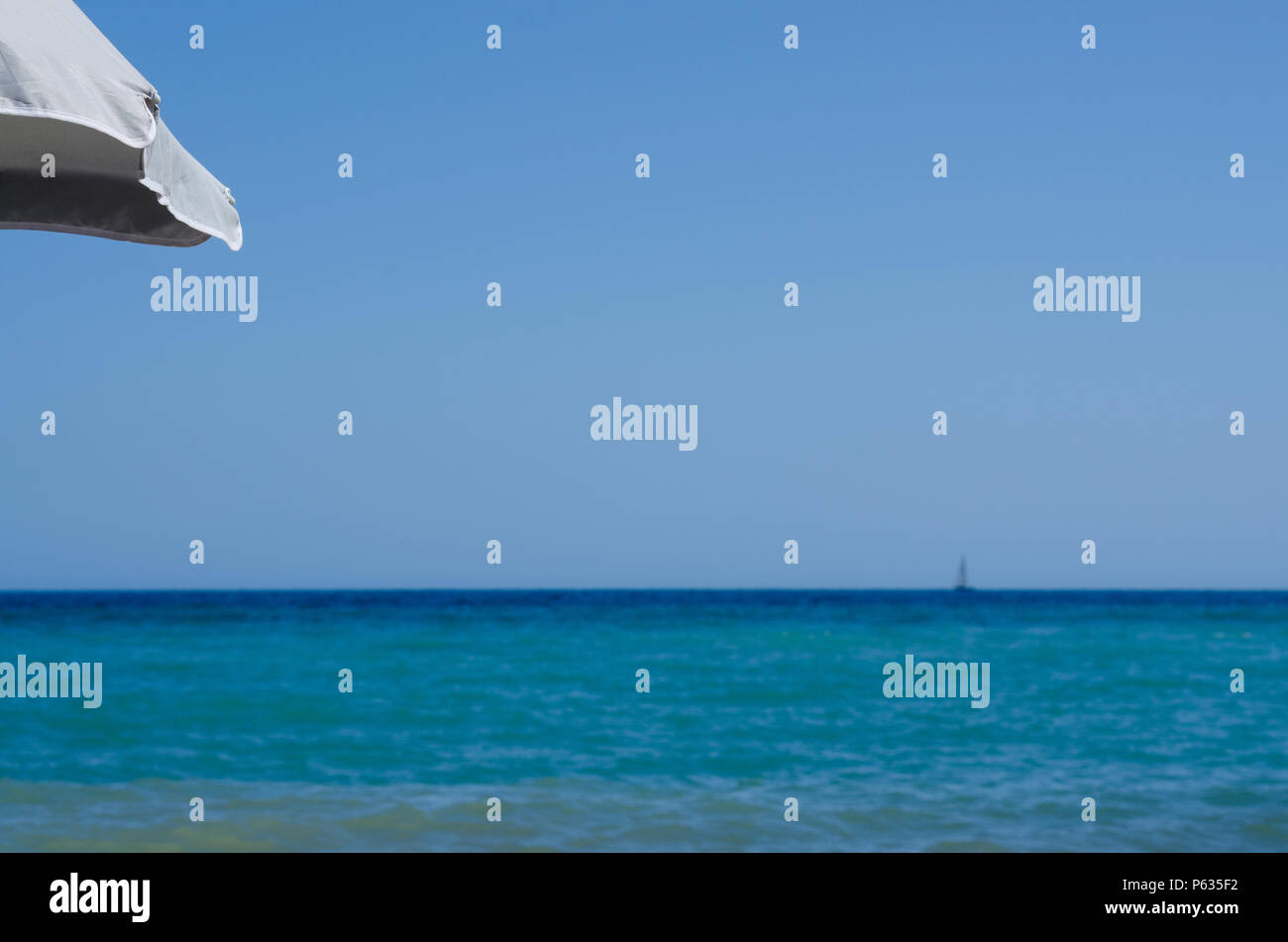 Überblick über den See verschwommen aus unter einem Sonnenschirm am Meer. Nützlich für das Konzept der Entspannung in der Zeit der Strand Urlaub Stockfoto