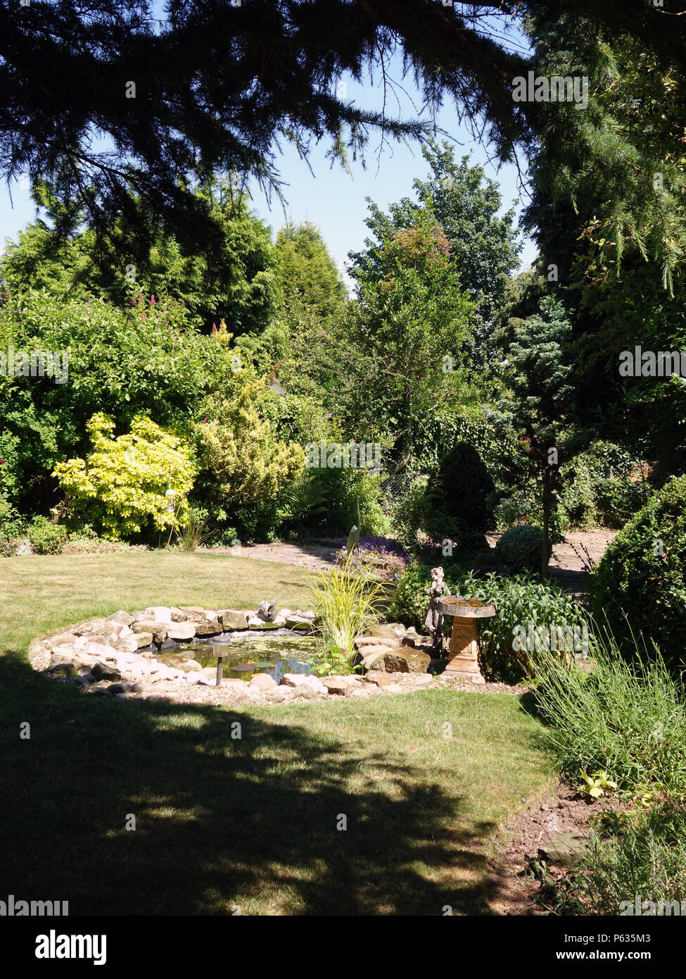 Wunderbar Englisch Sommer Garten Szene Mit Fischteich Stockfoto