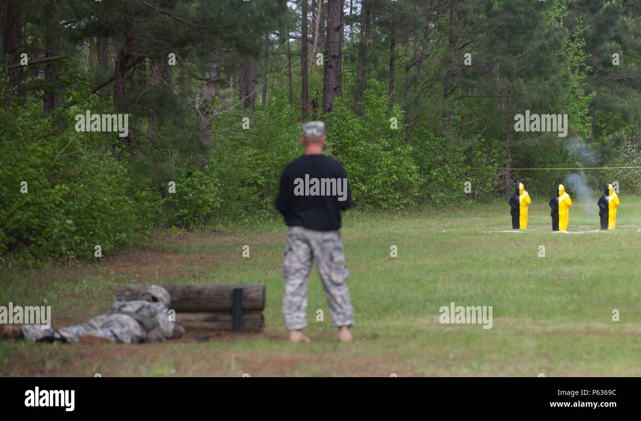 Us-Armee Sgt. 1. Klasse Eric Guevara, zu den 25 Infanterie Division zugeordnet, nimmt Deckung hinter einer Holzwand als seine dummy Granate simuliert explodierende drei Ziele an der Granate Herausforderung auf Todd Field, Fort Benning, Ga, 16. April 2016. Die 33. jährliche besten Ranger Wettbewerb 2016 ist eine dreitägige Veranstaltung, bestehend aus Herausforderungen Wettbewerber des körperlichen, geistigen und technischen Fähigkeiten zu Ehren von Generalleutnant David E. Grange, Jr. (U.S. Armee Foto von Sgt. Austin Berner/Freigegeben) Stockfoto