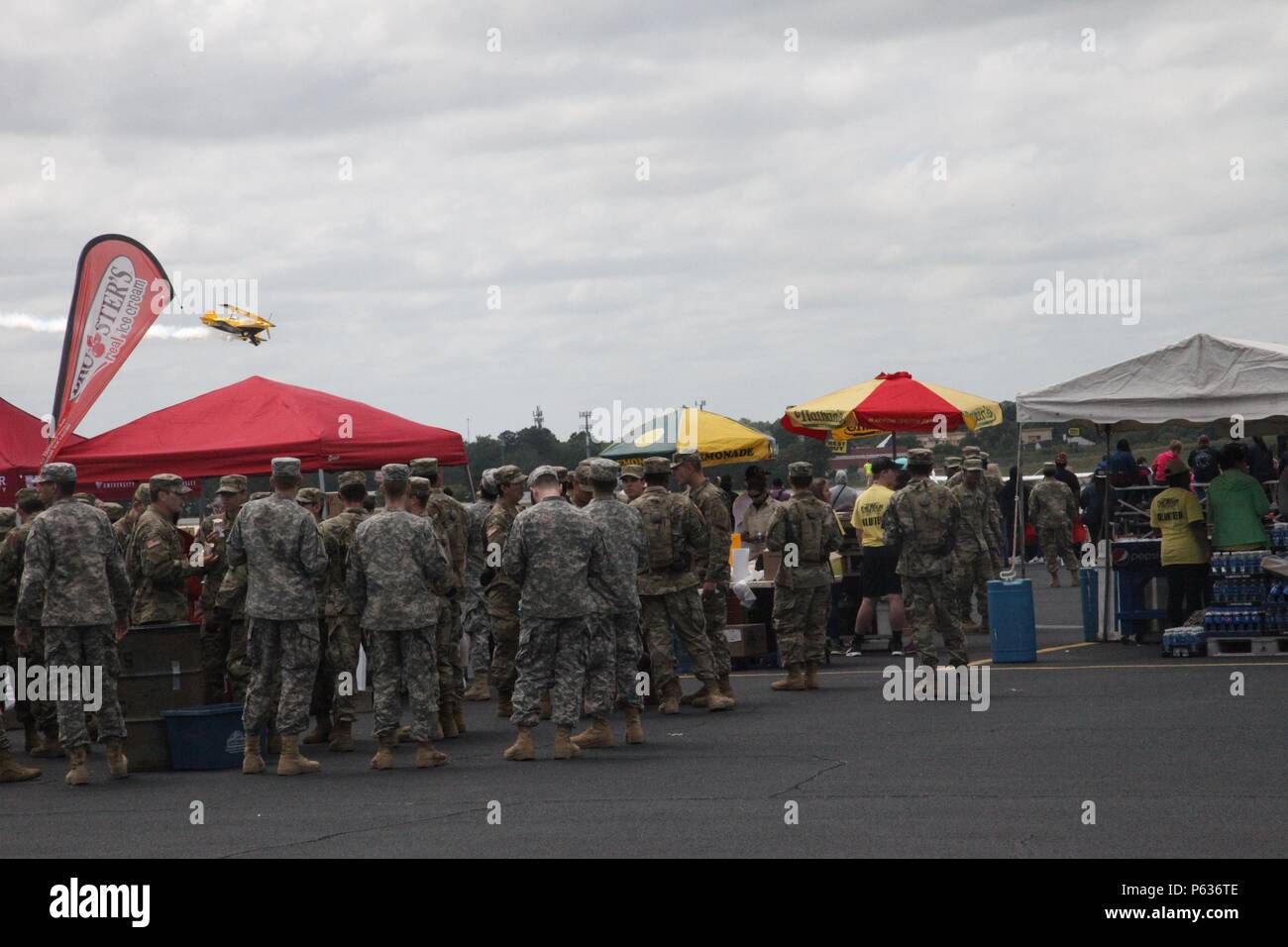 Eine Gruppe von Basic Training (BCT) Soldaten in die Festlichkeiten an Thunder im Tal Air Show in Columbus Airport, Columbus, Ga, 16. April 2016. Der Donner im Tal Air Show begann 1997 und hat sich zu einem der größten Outdoor Familie werden Ereignisse in der Chattahoochee Tal. Die air show bringt Top Performer aus den ganzen Vereinigten Staaten. (U.S. Armee Foto von SPC. Zakia Grau/Freigegeben) Stockfoto