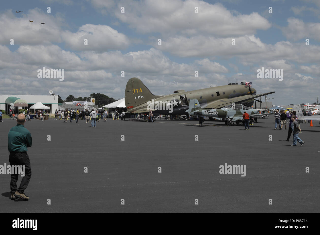 Zuschauer besuchen Sie stationäre Exponate auf der Donner im Tal Air Show, Columbus, Ga, 16. April 2016. Der Donner im Tal Air Show begann 1997 und hat sich zu einem der größten Outdoor Familie Veranstaltungen in den Chattahoochee Tal geworden; es bringt in Top Performer über von den Vereinigten Staaten (U.S. Armee Foto von SPC. Javion Siders/Freigegeben) Stockfoto