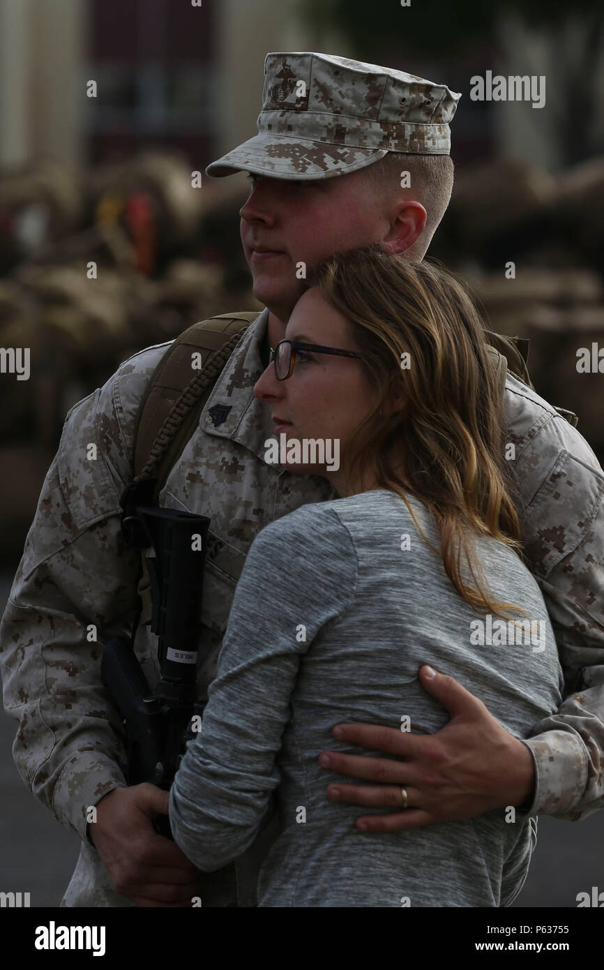 MARINE CORPS Base Camp Pendleton, Kalifornien - Sgt. Ricki Miles, ein Counter-Batterie radar Operator mit dem besonderen Zweck Marine Air-Ground Task Force - Krisenmanagement - Central Command 16.2, umarmt seine Frau ein letztes Mal vor dem Abflug Camp Pendleton April 14, 2016. SPMAGTF-CR-CC ist ein Drehungsfehler Kontingent von rund 2.300 Marinesoldaten und Matrosen aus Einheiten bezogen I Marine Expeditionary Force. Das Gerät dient als Land der Marine Corps'-basierte, expeditionary Krise und Kontingenz des US Central Command. (U.S. Marine Corps Foto von Cpl. Angel Serna/Freigegeben) Stockfoto