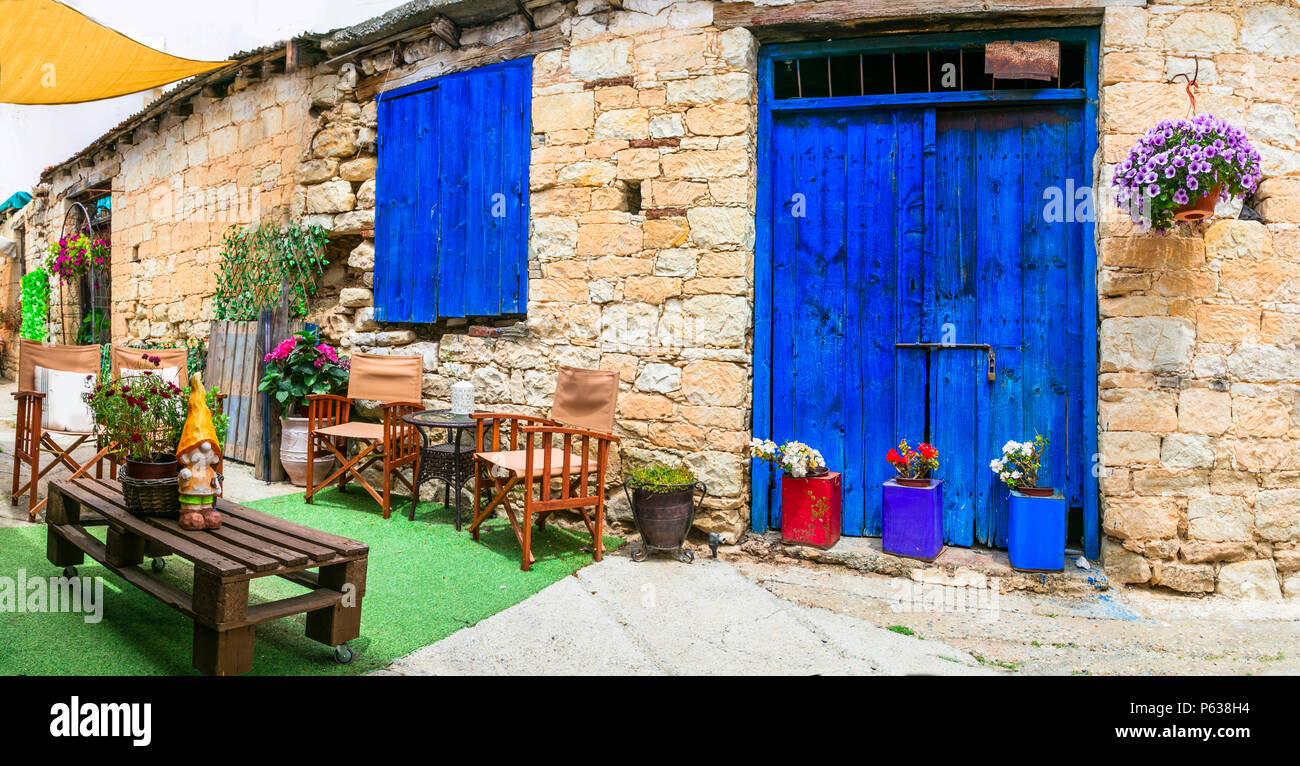 Traditionelle alte Tür und Fenster mit Blumenschmuck, Zypern Insel. Stockfoto