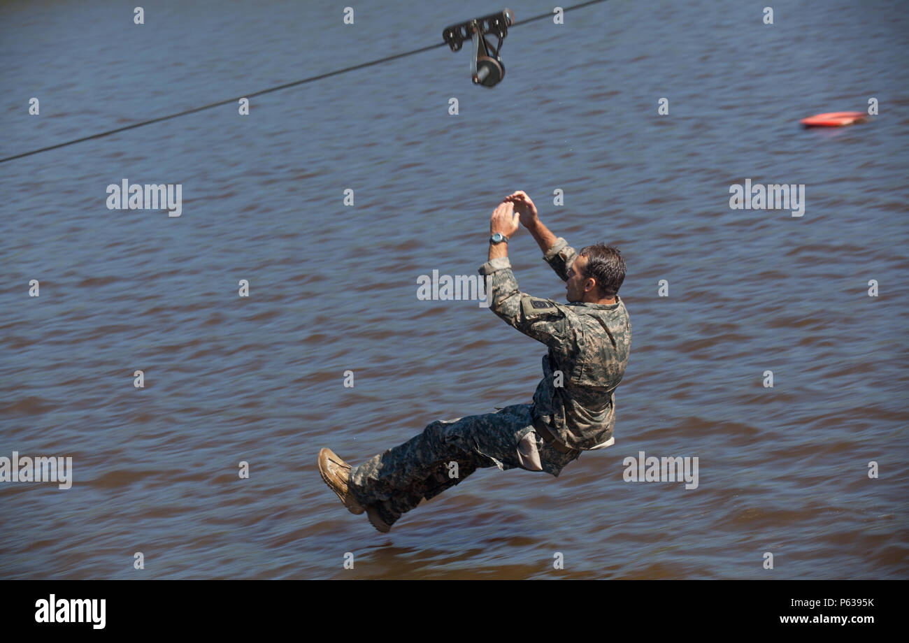 U.S. Army 2nd Lieutenant Zachary Hayes, an der 82nd Airborne Division zugeordnet, fällt ab einer Zip Line in das Wasser am Sieg Teich, Fort Benning, Ga, 17. April 2016. Die 33. jährliche besten Ranger Wettbewerb 2016 ist eine dreitägige Veranstaltung, bestehend aus Herausforderungen Wettbewerber des körperlichen, geistigen und technischen Fähigkeiten zu Ehren von Generalleutnant David E. Grange Jr. (U.S. Armee Foto von Sgt. Austin Berner/Freigegeben) Stockfoto