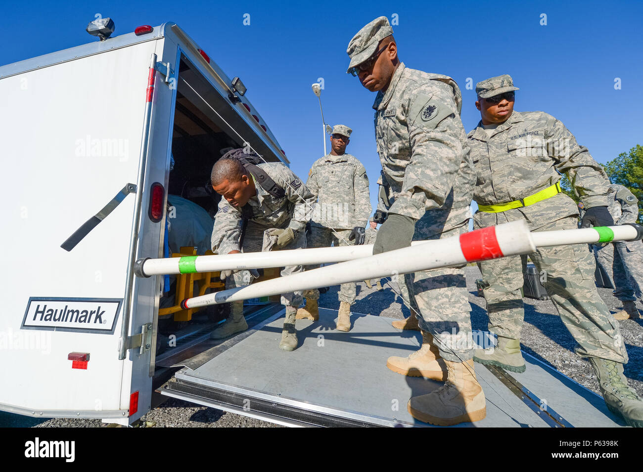 Us-Flieger und Soldaten von 116 medizinische Gruppe der Georgia Air National Guard, die loslösung 1, und im Medizinischen der Georgia National Guard Firma, einen Anhänger mit einem tragbaren medizinischen Zelt während der Übung Betrieb nuklearer Tide Gefahr am Fort McClellan, Ala., 17. April 2016 entladen. Die 116 medizinische Gruppe, Abteilung 1, ist ein Teil der Region 4 Heimat Response Force, deren Aufgabe es ist bereit, reaktionsschnellen und zuverlässiges Team der militärischen Service Mitglieder, die Reaktionsfähigkeit der zivilen Behörden bei der Rettung von Menschenleben und zur Milderung des Leidens in Reaktion auf eine chemische zur Verfügung zu stellen Stockfoto