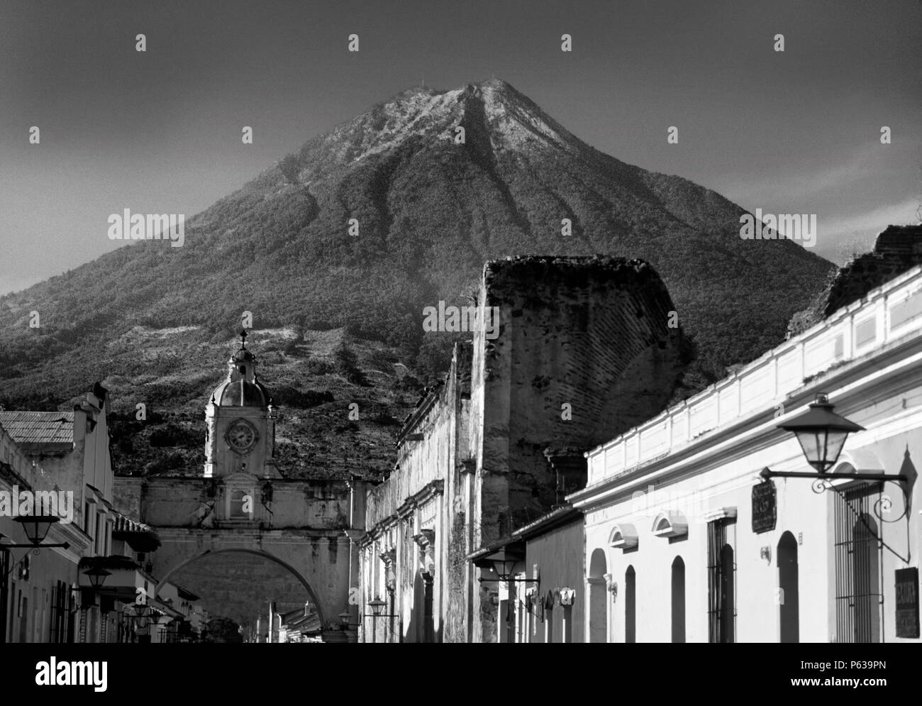 Ruinen der Erinnerung Kloster in Schutt links auf dem Boden, die von den Erdbeben - Antigua, Guatemala Stockfoto