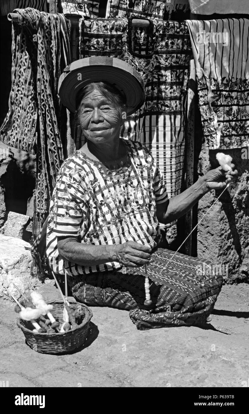 NATIVE TZUTUJIL FRAU VON SANTIAGO ATITLAN, die traditionelle und TOCAYAL HUIPIL (Kopfbedeckung) - GUATEMALA Stockfoto