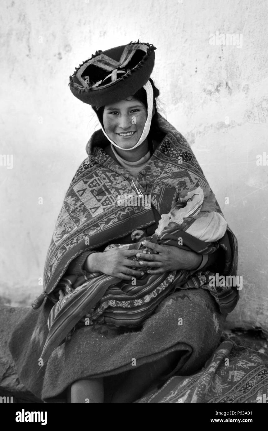 QUECHUA-Mutter & Kind in dem Dorf OLLANTAYTAMBO - peruanischen Anden Stockfoto