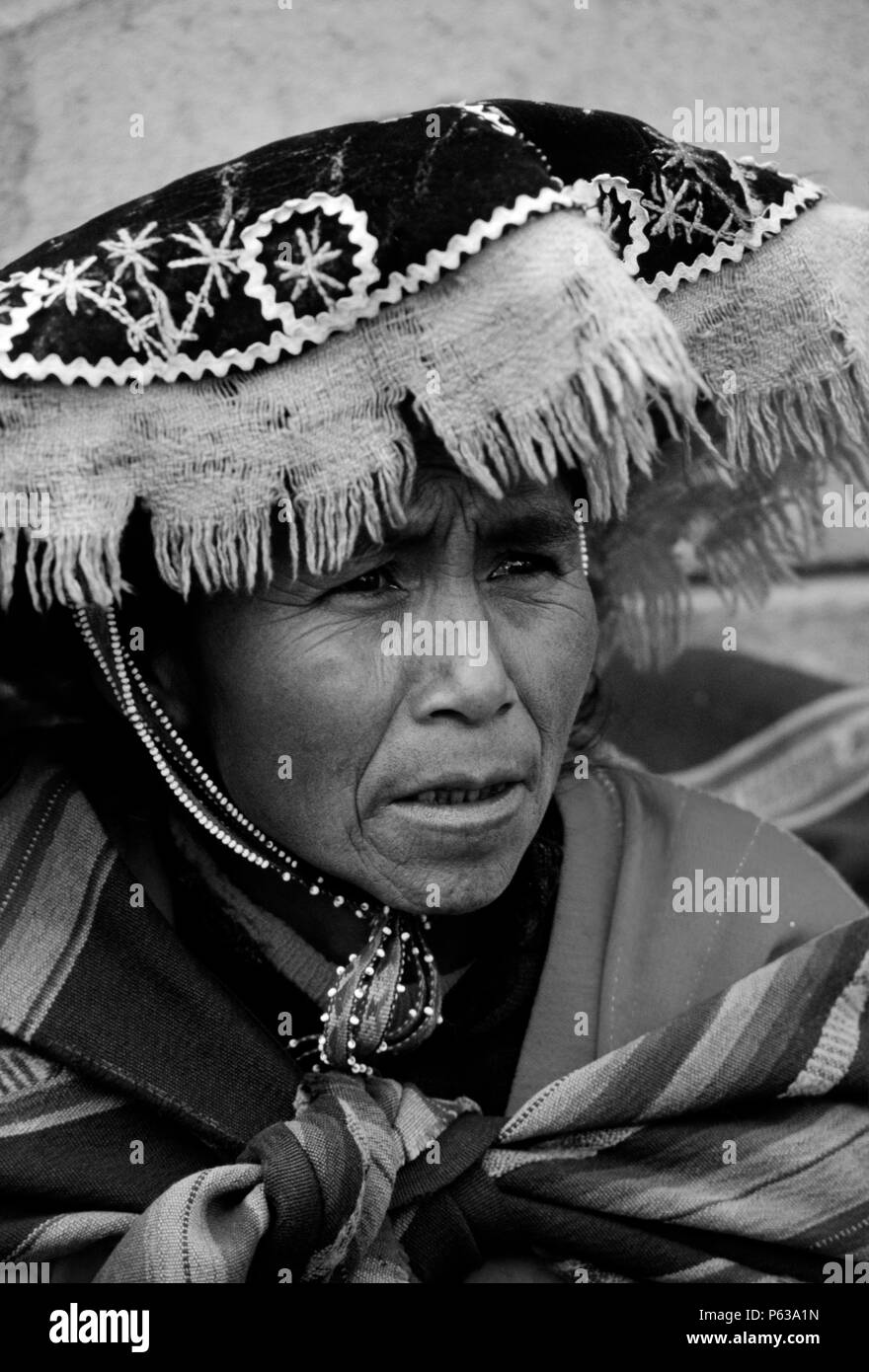 QUECHUA-Frau in einer ländlichen Kleinstadt in der Nähe von unserem Ziel der AUZANGATE - PERU Stockfoto