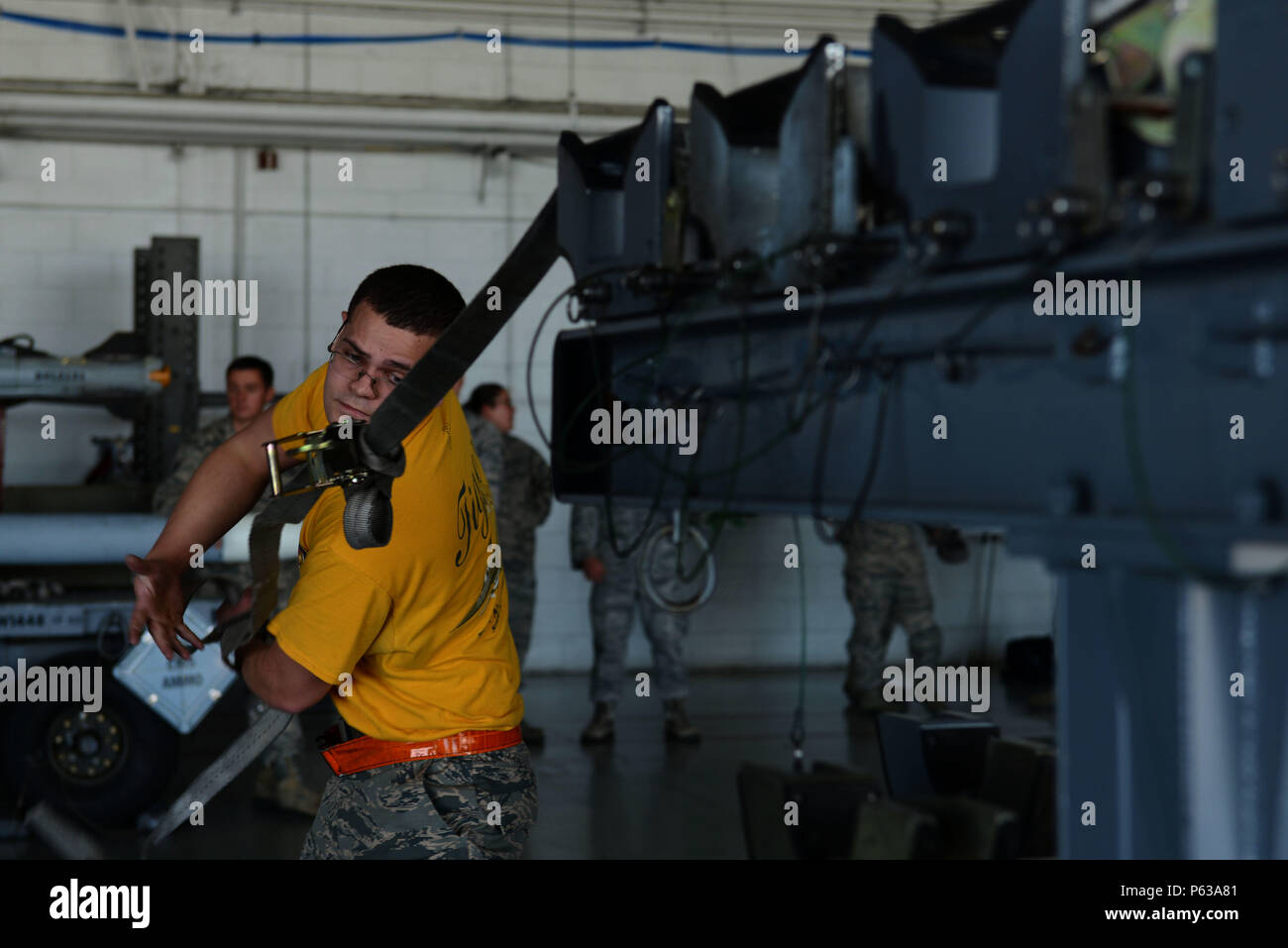 Us Air Force Senior Airman Ryan Knapp, 20 Aircraft Maintenance Squadron, 79th Aircraft Maintenance Unit Load Besatzungsmitglied, sichert einen Anhänger während eines Waffen - Laden - Crew - von - die - Quartal Konkurrenz an Shaw Air Force Base, S.C., April 8, 2016. Die dreiköpfige Teams Rennen gegen die Uhr vier AIM-9L/M Raketen und 510 Umläufen des simulierten Ziel Übung Munition auf ein CM F-16 Fighting Falcon zu laden. (U.S. Air Force Foto von Airman 1st Class Destinee Dougherty) Stockfoto