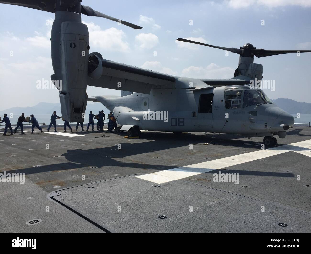 Japan Self Defense Force service Mitglieder Last Erdbeben Hilfsgüter auf ein US Marine B MV-22 Osprey, zugeordnet zu den Marine Medium Tilt rotor Squadron 265 (verstärkt), 31 Marine Expeditionary Unit (31 MEU), an Bord der Japan Maritime Verteidigung-kraft Hyuga-Klasse Hubschrauber Zerstörer JS Hyuga (DDH181) in Kyushu, Japan, 19. April 2016. 31 JSDF MEU Marines unterstützt Hilfsmaßnahmen in Reaktion auf das Erdbeben, das die Insel Kyushu Anfang dieser Woche auf Antrag der Regierung von Japan getroffen. (U.S. Marine Corps Foto vom Kapitän Jennifer Giles) Stockfoto