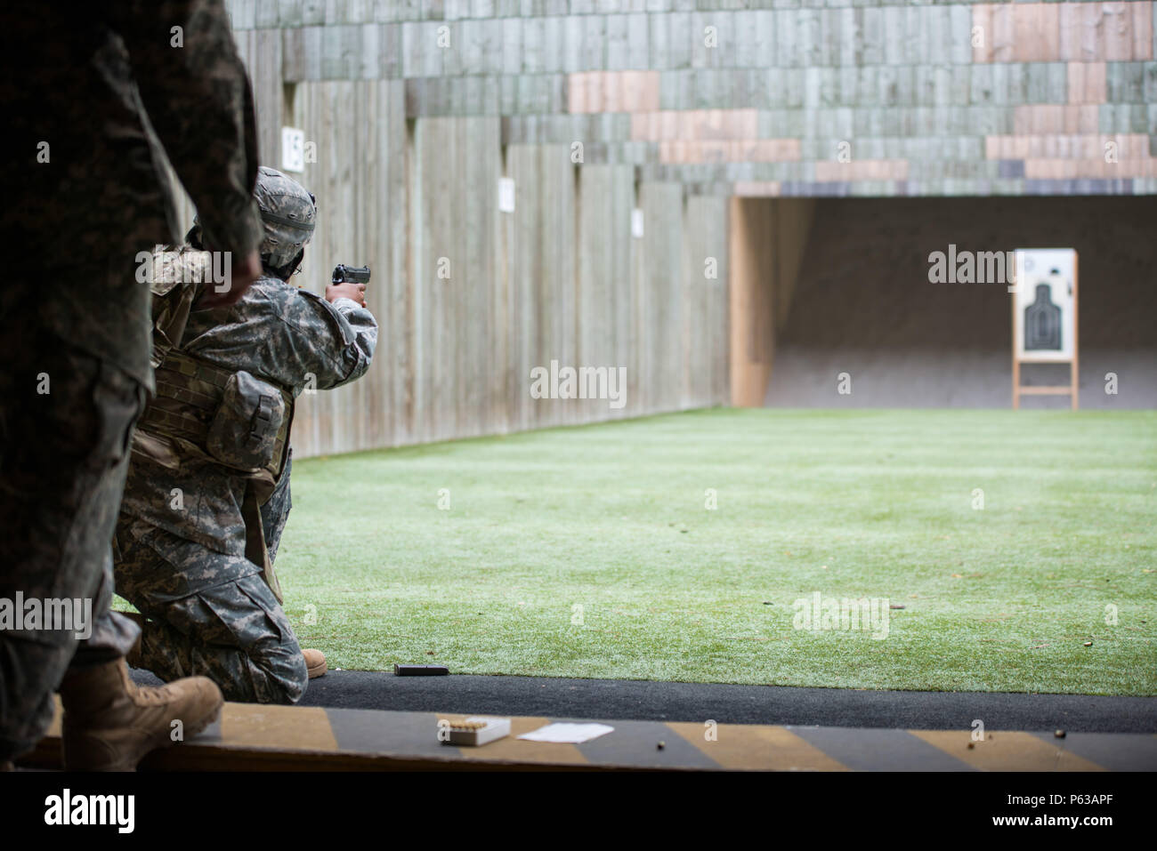 Ein Soldat der NATO-Brigade der Alpha-Kompanie, Allied Forces North Battalion, absolvierte am 12. April 2016 die M9-Pistolenqualifikation auf dem Schießstand der niederländischen Armee in Budel, Niederlande. Die Ausbildung konzentriert sich auf die Geschicklichkeit, den Umgang mit Schusswaffen, das Präzisionsschießen, die Sicherheit und die operativen Standards der NATO. Mit der halbautomatischen 9-mm-Pistole Beretta M9 entwickelt das Personal Fähigkeiten für die europäische Einsatzbereitschaft, die operative Effektivität und die Zertifizierung von Schusswaffen. Stockfoto