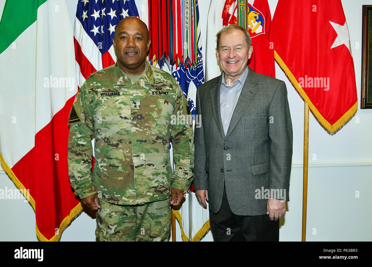 Generalmajor Darryl A. Williams (rechts), U.S. Army Afrika Kommandierender General, Generalleutnant (A.D.) Edwin S. Smith, posieren für ein Gruppenfoto in der USARAF-Hauptquartier in der Caserma Ederle in Vicenza, Italien 15.04.2016. Smith zuvor das Gerät geboten, wenn es die Südeuropäischen war Task Force. (Foto von der U.S. Army visuelle Informationen Spezialist Davide Dalla Massara) Stockfoto