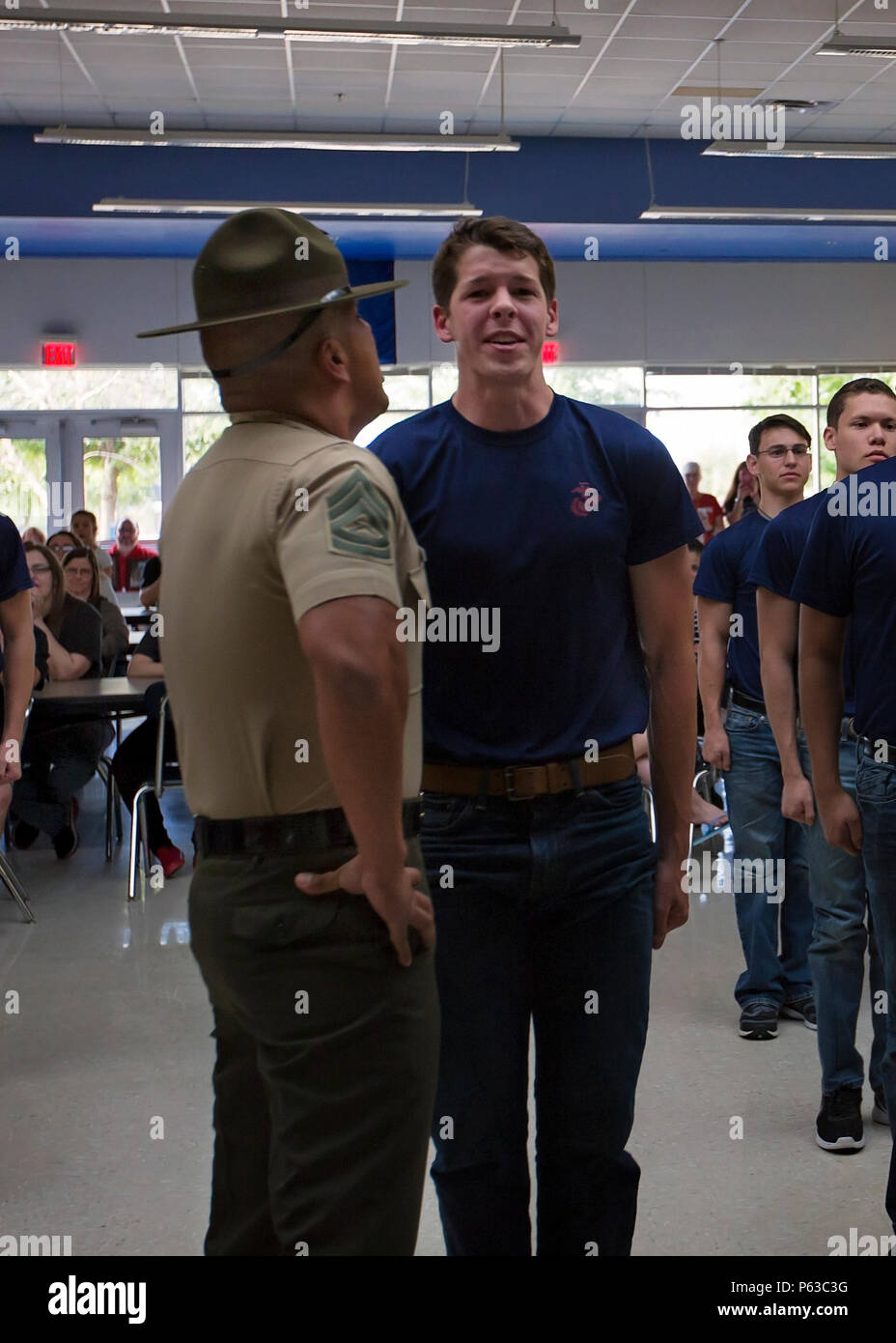 Eine poolee vom Recruiting Sub-Station Fort Worth, RS Fort Worth, bekommt erklärt, lauter, die durch einen Bohrer Tauchlehrer während der jährlichen pool Funktion Familie Nacht am Brauer High School, 19. April 2016 zu schreien. Mehr als 100 poolees und Familienmitglieder aus dem Stadtgebiet besucht eine Familie Nacht sie vorzubereiten für Marine Corps Ausbildung rekrutieren. Stockfoto