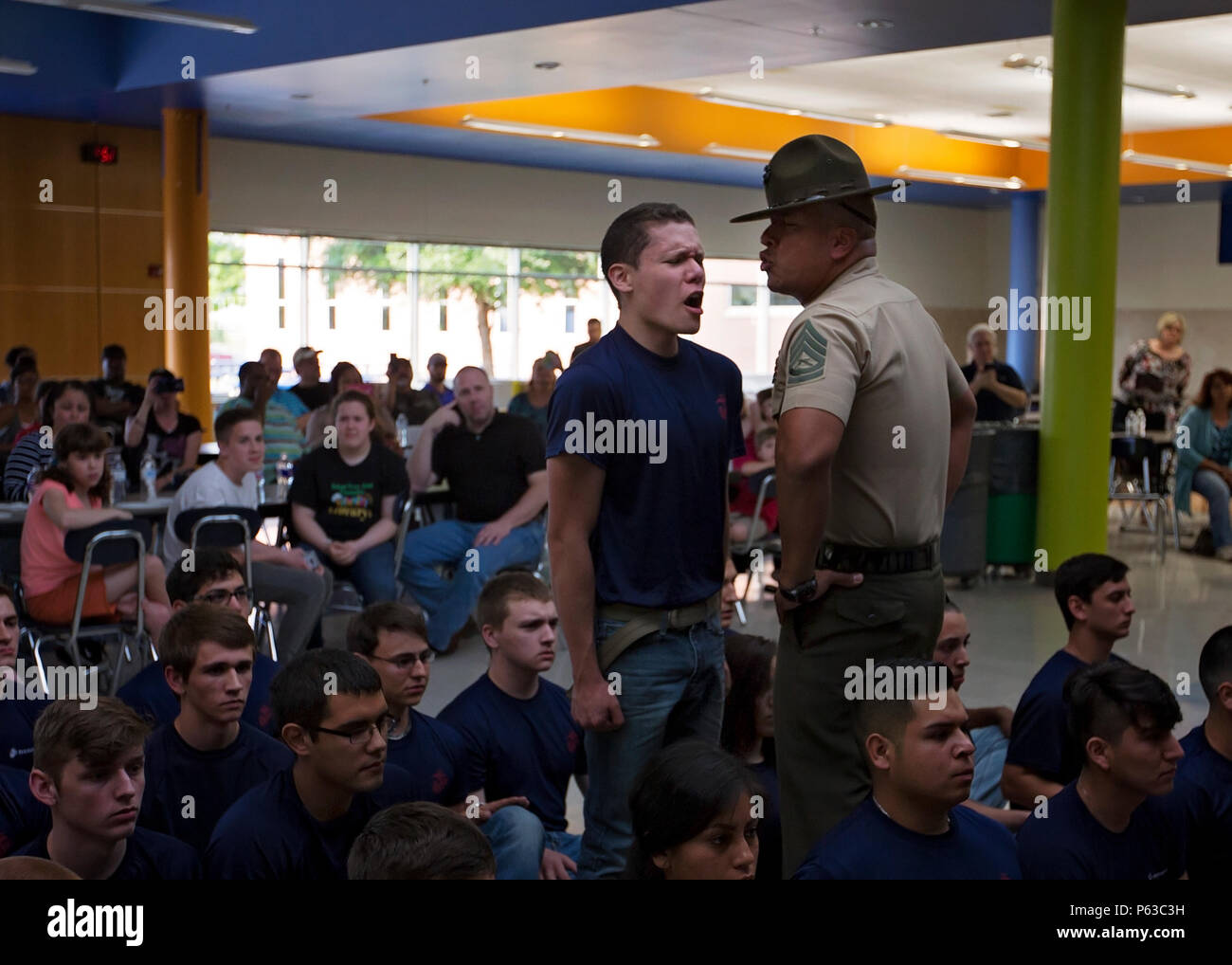 Eine poolee vom Recruiting Sub-Station Fort Worth, RS Fort Worth, bekommt erklärt, lauter, die durch einen Bohrer Tauchlehrer während der jährlichen pool Funktion Familie Nacht am Brauer High School, 19. April 2016 zu schreien. Mehr als 100 poolees und Familienmitglieder aus dem Stadtgebiet besucht eine Familie Nacht sie vorzubereiten für Marine Corps Ausbildung rekrutieren. Stockfoto