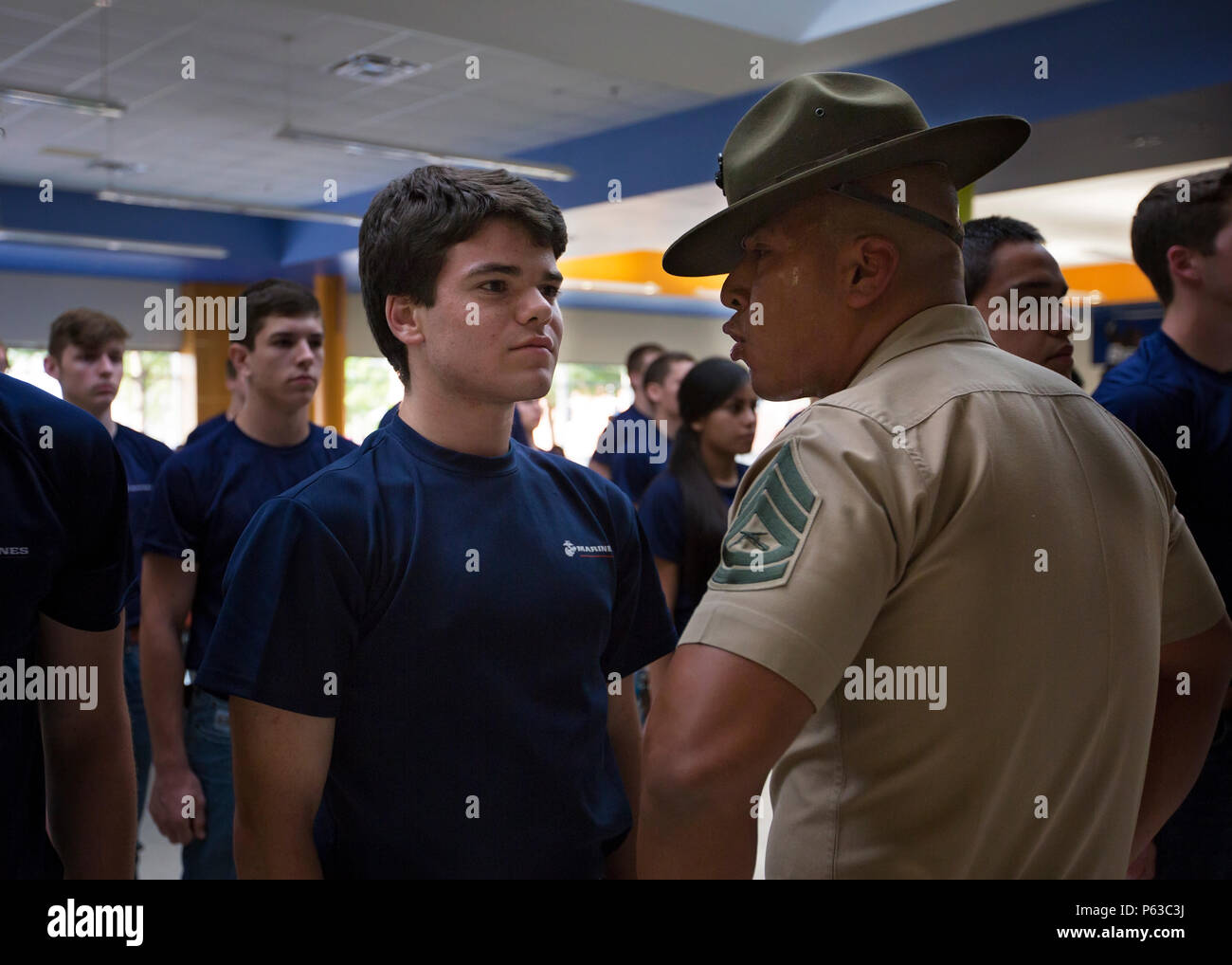 Eine poolee vom Recruiting Sub-Station Mid-Cities, RS Fort Worth, bekommt erklärt, lauter, die durch einen Bohrer Tauchlehrer während der jährlichen pool Funktion Familie Nacht am Brauer High School, 19. April 2016 zu schreien. Mehr als 100 poolees und Familienmitglieder aus dem Stadtgebiet besucht eine Familie Nacht sie vorzubereiten für Marine Corps Ausbildung rekrutieren. Stockfoto