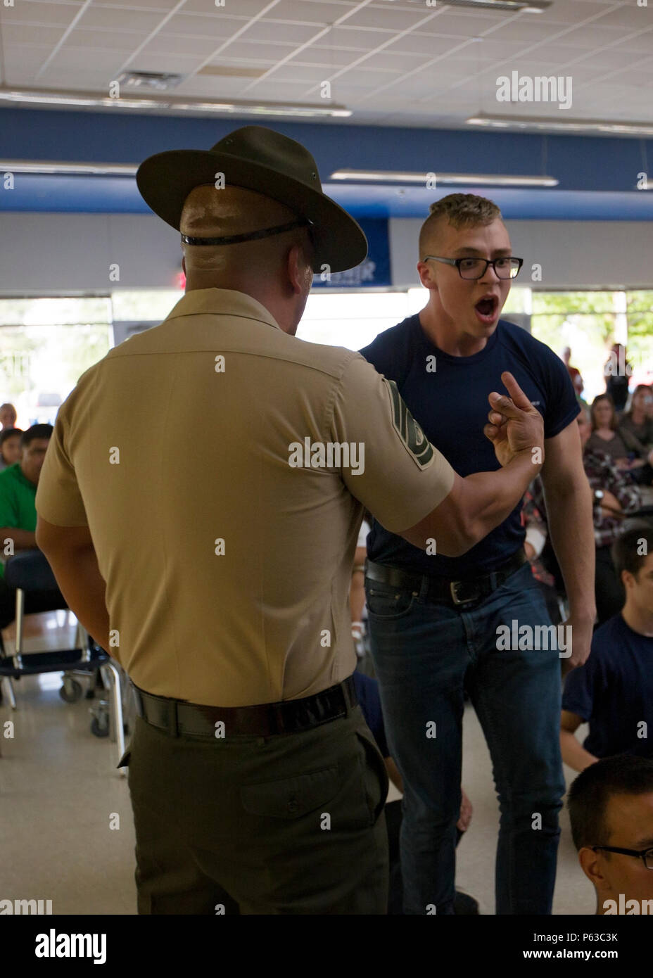 Eine poolee vom Recruiting Sub-Station Mid-Cities, RS Fort Worth, bekommt erklärt, lauter, die durch einen Bohrer Tauchlehrer während der jährlichen pool Funktion Familie Nacht am Brauer High School, 19. April 2016 zu schreien. Mehr als 100 poolees und Familienmitglieder aus dem Stadtgebiet besucht eine Familie Nacht sie vorzubereiten für Marine Corps Ausbildung rekrutieren. Stockfoto
