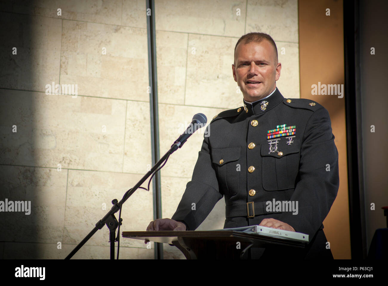 Maj. Christopher Baumwolle, Inspector - Ausbilder, Batterie M, 3.Bataillon, 14 Marine Regiment, Marine Reserve spricht während einer Purple Heart Zeremonie zu Ehren von gunnery Sgt. Thomas J. Sullivan, Staff Sgt. David Wyatt, Sgt. Carson Holmquist, Lance Cpl. Squire Brunnen am Hunter Museum für amerikanische Kunst in Chattanooga, Tn., 20. April 2016. Die Marines wurden für geben ihr Leben, um andere zu schützen, wenn sie von einem bewaffneten Banditen am Naval Operational Support Center und Marinekorps-reserve Zentrum in Chattanooga am 16 Juli, 2015 angegriffen wurden geehrt. (U.S. Marine Corps Foto von MSgt. John Lee Stockfoto