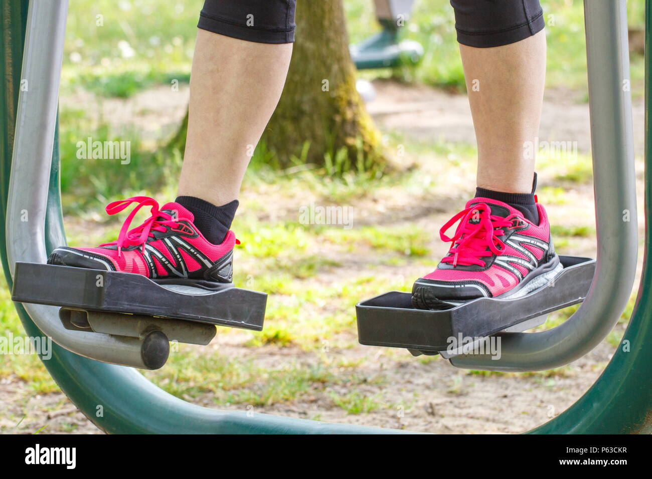 Beine der älteren älteren Frau im Sport Schuhe Ausübung auf Fitnessbereich im Freien im Park, gesunden und sportlichen Lebensstil und Schlankheitskuren Konzept Stockfoto