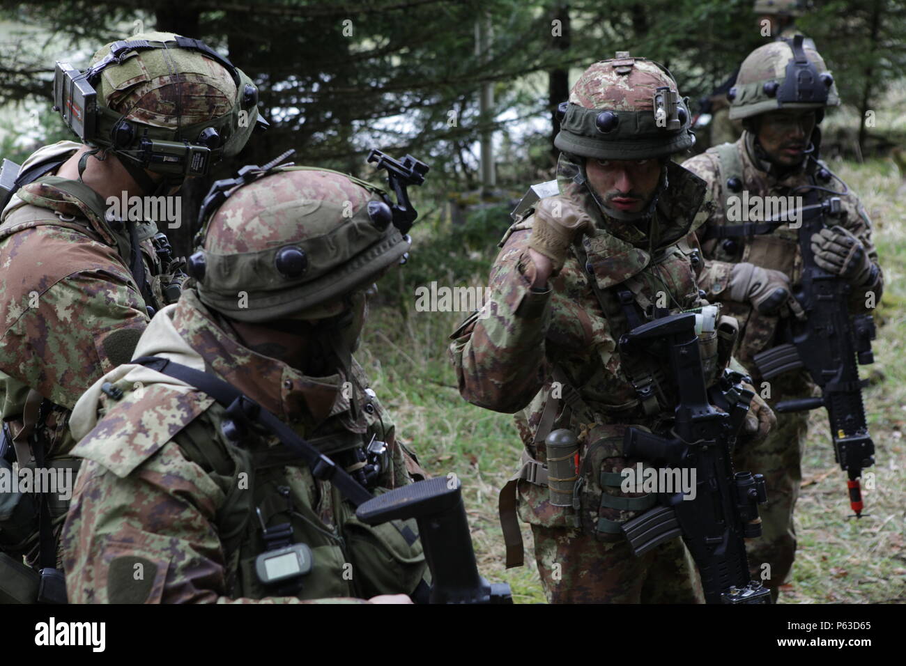 Italienische Soldaten der 5. Regiment 187. Fallschirmjäger-Regiment "Folgore" diskutieren Arbeitsabläufe während der Durchführung eines Häftlings-Exchange-Szenario während des Trainings Saber Junction 16 an der US-Armee gemeinsamen multinationalen Readiness Center (JMRC) in Hohenfels, Deutschland, 18. April 2016. Säbel Junction 16 ist der US-Army Europe 173rd Airborne Brigade Kampftraining Zentrum Zertifizierung Übung stattfindenden JMRC in Hohenfels, Deutschland, Mrz 31-Apr 24, 2016.  Die Übung soll die Bereitschaft der Armee Europa ansässigen Kampfbrigaden einheitliches Land Geschäfte bewerten eine Stockfoto