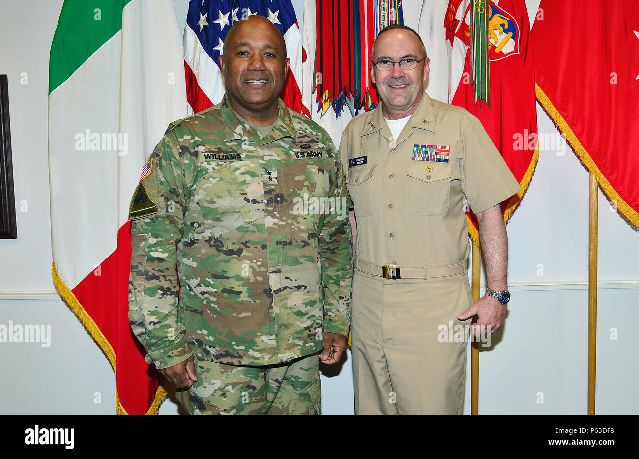 Generalmajor Darryl A. Williams (links), U.S. Army Afrika kommandierenden General und Vice Adm. C. Forrest Faison III, U.S. Navy Surgeon General und Chief Büro der Medizin und Chirurgie, für ein Foto in der USARAF-Hauptquartier in der Caserma Ederle in Vicenza, Italien Apr.22, 2016 darstellen. (Foto von der U.S. Army visuelle Informationen Spezialist Davide Dalla Massara) Stockfoto