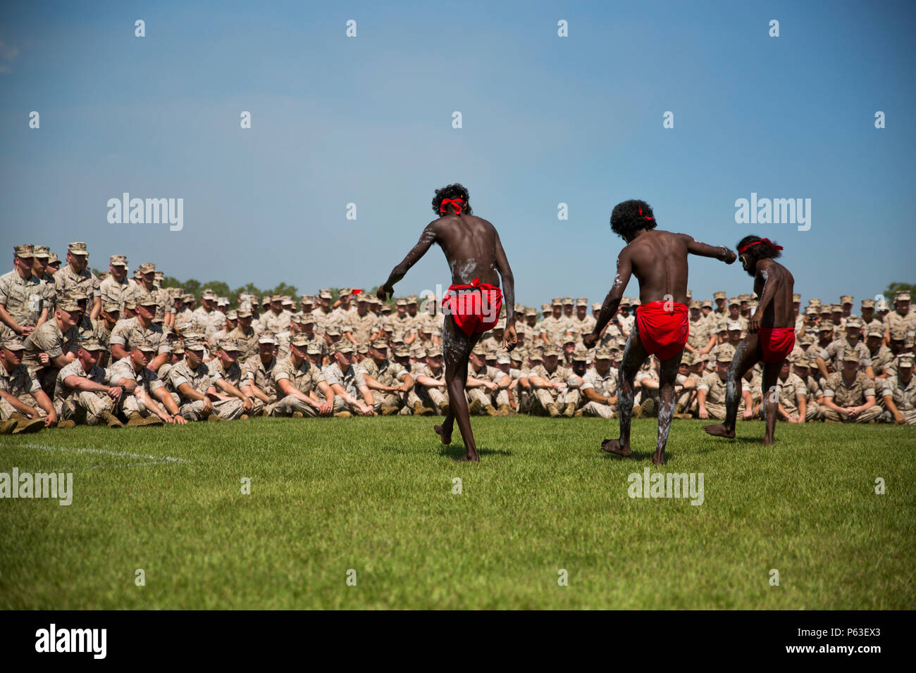 Aborigines durchführen indigenen Tanzen für die Marine die Drehkraft - Darwin im Robertson Kasernen, Northern Territory, Australien, am 22. April 2016. Der Tanz war Teil des "Willkommen bei MRF-D" Zeremonie, die von den 1st Brigade gehostet werden. MRF-D ist ein Sechsmonatigen Einsatz von Marines in Darwin, Australien, wo sie durch Übungen und Zug mit der australischen Streitkräfte, die Stärkung der USA - Australien Alliance. (U.S. Marine Corps Foto von Cpl. Mandaline Limousine/Freigegeben) Stockfoto