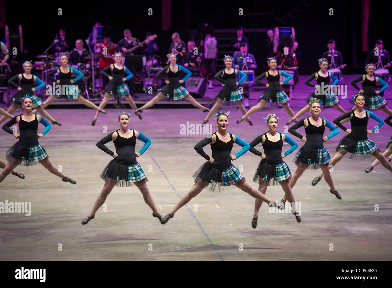 Ellie Roe Daniel, Mitglied der OzScot Highland Dancers,, Australien, der während der 20. jährlichen Virginia International Tattoo (VIT), Norfolk, Virginia, 21. April 2016. Einmal im Jahr die VIT verbindet Bands und Interpreten aus der ganzen Welt für eine Show mit Musik, marschieren und Tanzen. Mit über 1.400 Teilnehmern aus acht Ländern, Verbündeten militärischen und zivilen Organisationen durchführen zusammen als eine Anzeige der internationalen Kultur und der Einheit. (U.S. Marine Corps Foto von Cpl. Timothy Turner/Freigegeben) Stockfoto