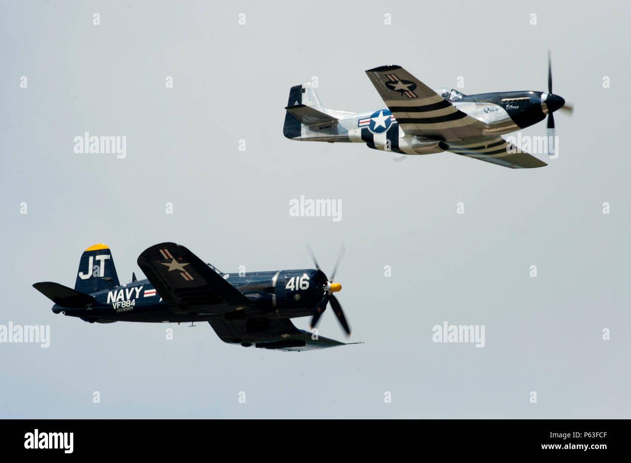 Jim Tobul, Corsair "Koreakrieg Held" Pilot, fliegt mit Scott Yoak, P-51  Mustang "Quicksilver" Pilot, während der AirPower über Hampton Roads Open  House 23. April 2016, in Langley Air Force Base, Virginia das