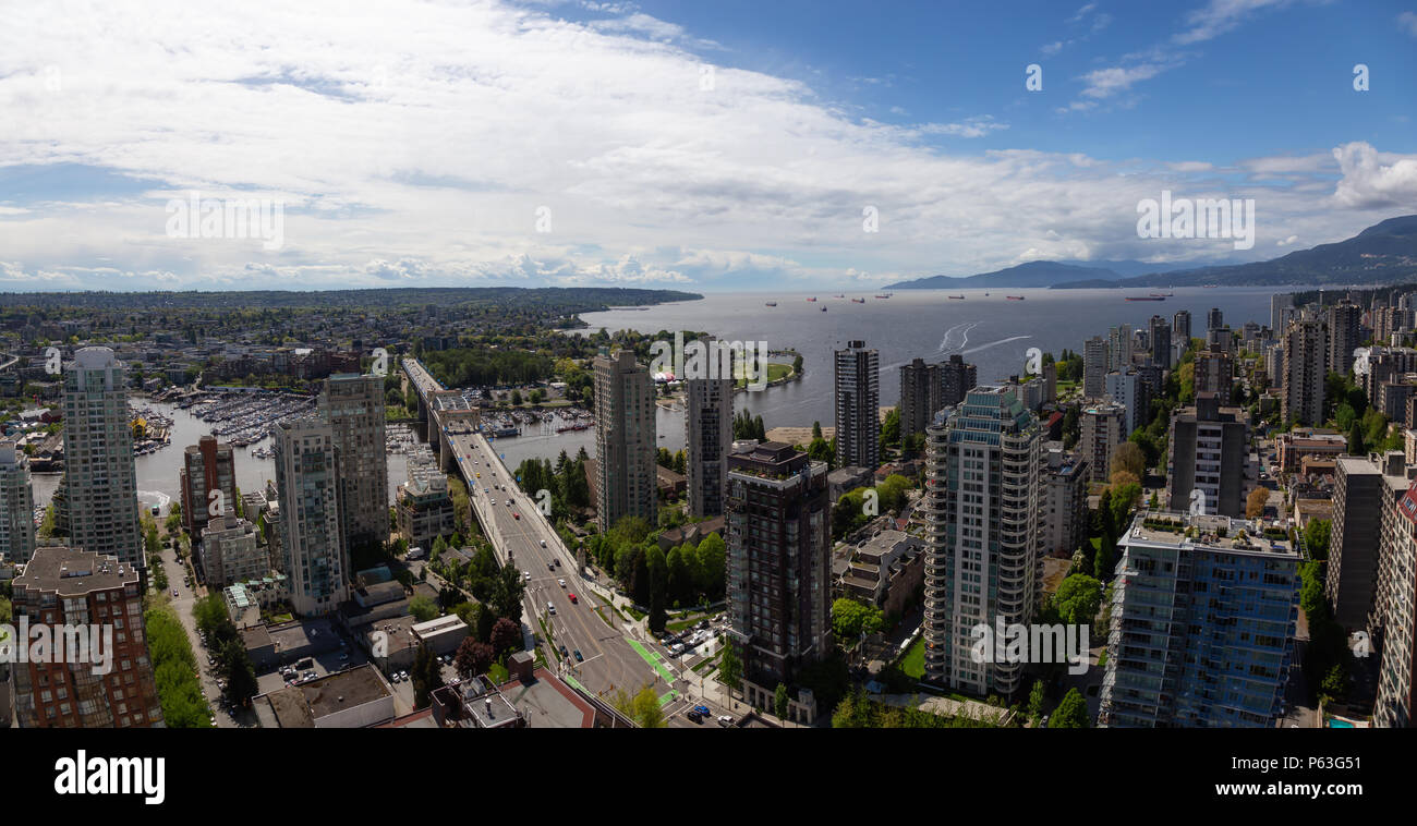 Antenne Panoramablick auf ein wunderschönes modernes Stadtbild während eines bewölkten Tag. in der Innenstadt von Vancouver, British Columbia, Kanada. Hohe Qualität und Reso Stockfoto