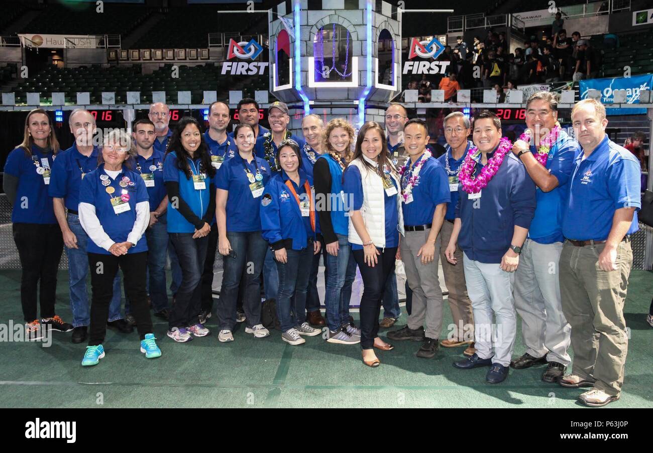 Technischen Richter für die jährliche Freunde von Hawaii Robotik Wettbewerb gehören 2 IBCT Offiziere Maj Steward Bailey und Kapitän Chris Frantz für den internationalen Wettbewerb. (Foto Shuttle von Kiman K.L. Wong) Stockfoto