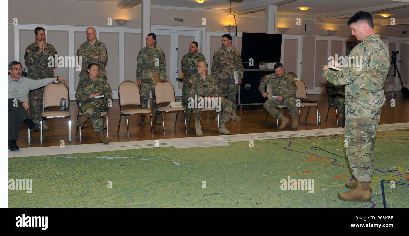 BAUMHOLDER, Deutschland - Oberstleutnant Bryan Liebe, stateside G 2, 4 Infanterie Division, macht sich Notizen während einer Überprüfung der Maßnahmen einer europäischen Roc Bohrer, an der Rheinländer Convention Center, 20. April 2015. Liebe und viele andere militärische Intelligenz Praktiker gesammelt der vorgeschlagene Plan Intelligenz Sammlung während der Übung Sabre Streik, Anakonda 2016 Unterstützung zu besprechen, Dragoner reiten II. (U.S. Army Staff Sgt. Diandra J. Harrell/4. Inf. Div. MCE) Stockfoto