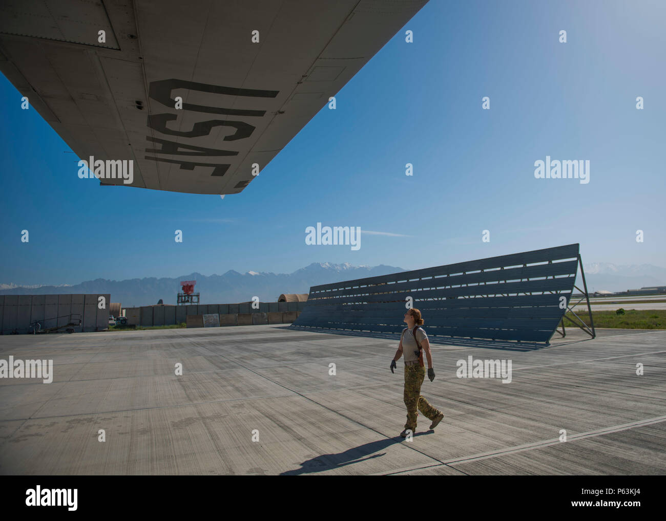 Senior Airman Jessica Jones, Expeditionary 774th Airlift Squadron Lademeister, führt eine Pre-flight Flügel Inspektion einer C-130J Super Hercules am Flughafen Bagram, Afghanistan, 29. April 2016. Flugzeuge loadmasters sind verantwortlich für die ordnungsgemäße Beladung, Sicherung und Begleitung von Fracht und Passagieren und sicherstellen, dass das Flugzeug ist ordnungsgemäß mit das Gewicht der Ladung gleichmäßig verteilt ausgeglichen. (U.S. Air Force Foto von älteren Flieger Justyn M. Freeman) Stockfoto