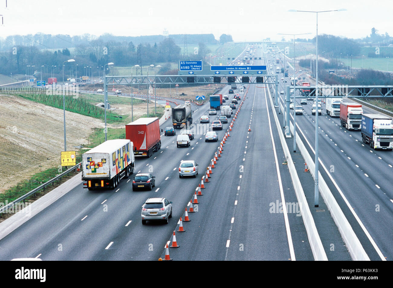 Neue Portale für den Verkehr Drehzahlregelung sind Teil der Werke, M1-Erweiterung J 6-10 Stockfoto
